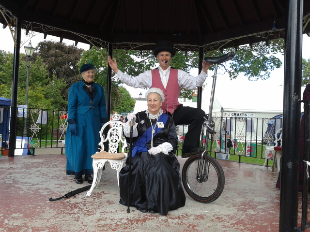 victorian themed juggling show