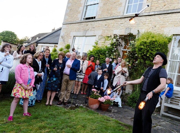 wedding juggling entertainer